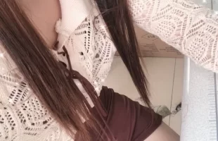 淫妻，当过妓女，骚逼性瘾大，玩得开，为了刺激约过老头，卖过逼